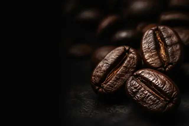 Detalle de granos de café tostado, fotografía generada